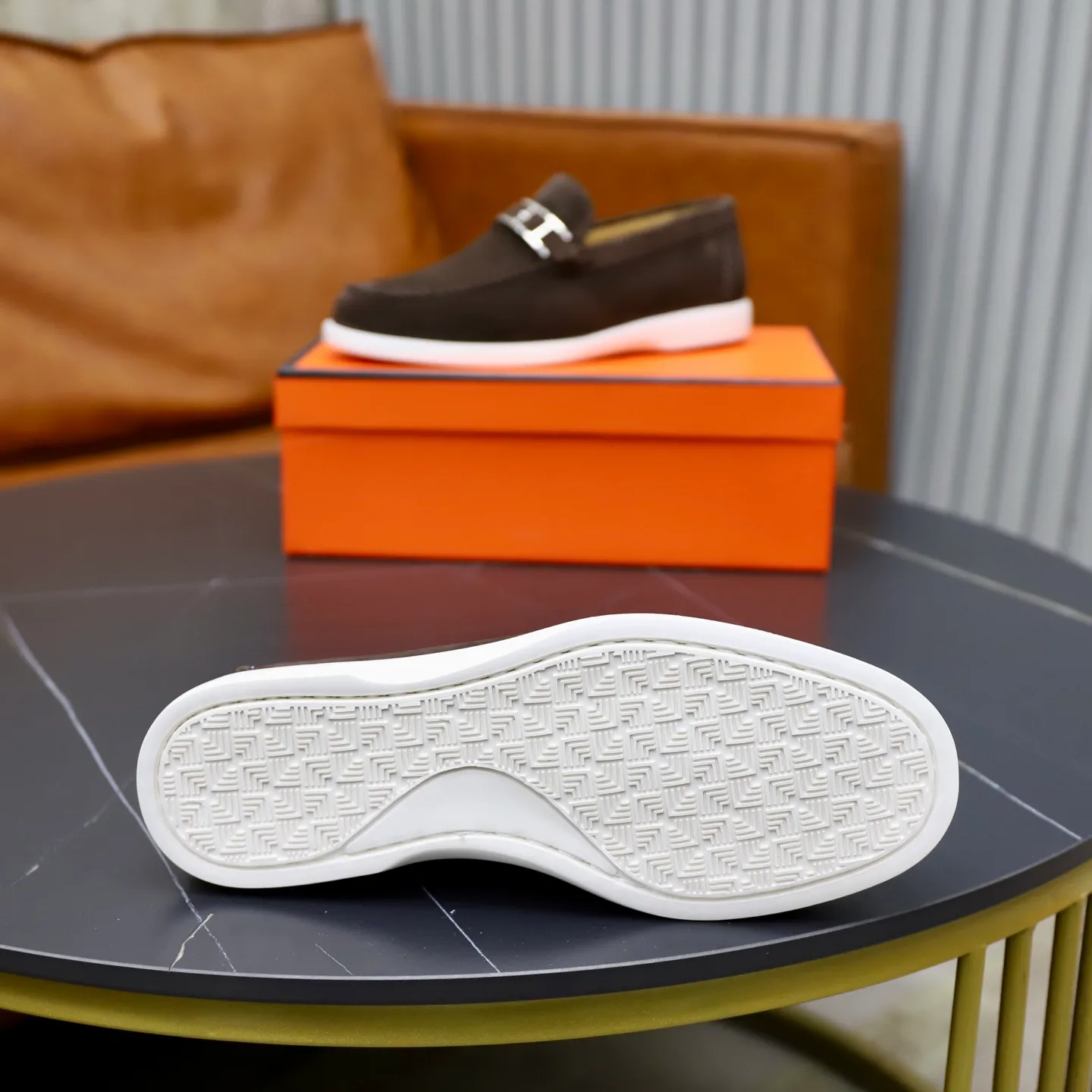 Ex-factory price: 540💰Hermès/Hermès slip-on men's shoes. This shoe is made of imported cow suede leather, with simple and smooth lines, and a 3CM rubber foam ultra-light sole combined with aerodynamic design! Youthful and fashionable, H button decoration, contrasting leather embellishment on the heel, calf lining to gently wrap your feet, with embossed logo cowhide feet, leather rock strips, casual and urban style, highlighting youthful vitality, sports and leisure version, super versatile Size number: 38-39-40-41-42-43-44 Standard leather shoe size (45 can be customized but does not support returns)